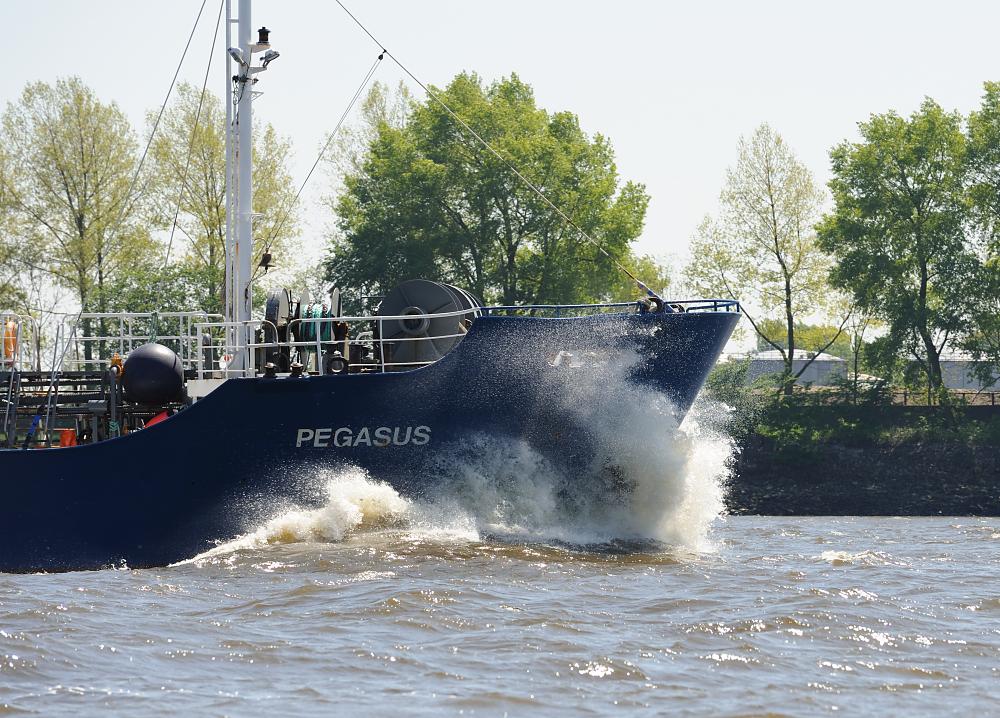 4205 Tanker PEGASUS - Gischt am Bug auf der Elbe | Schiffsbilder Hamburger Hafen - Schiffsverkehr Elbe